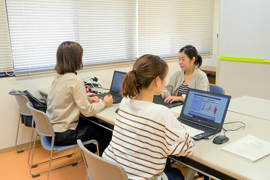 働きながら学べます